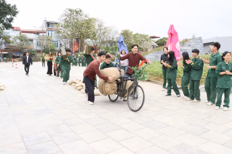 Học sinh Điện Biên trải nghiệm xe đạp thồ, hình ảnh trong Chiến dịch Điện Biên Phủ.