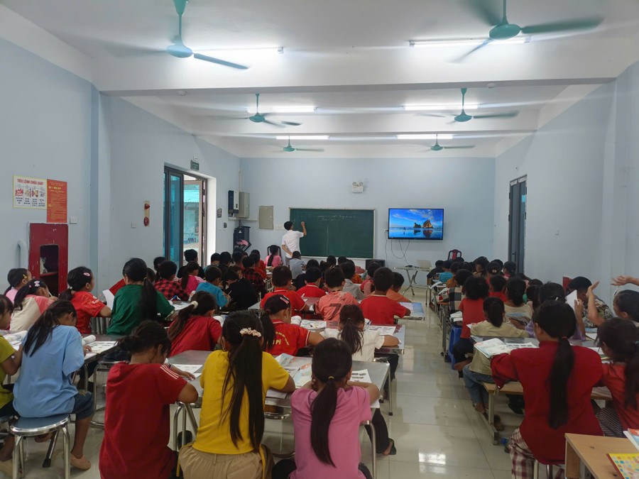 Trường PTDTBT Tiểu học Nậm Pì, xã Lê Lợi ghép lớp để học môn Tiếng Anh. th-nam-pi.jpg