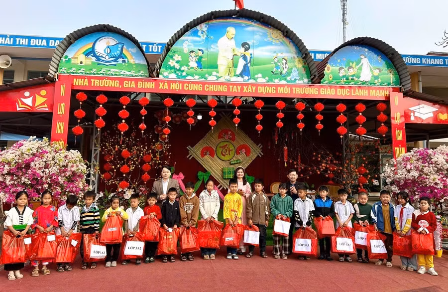Trao quà Tết cho học sinh tại Trường Tiểu học Noong Hẹt, xã Thanh An, tỉnh Điện Biên.