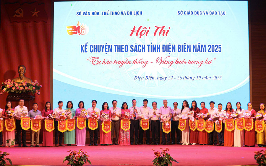 Ban Tổ chức trao cờ lưu niệm cho các đội thi. db-2.jpg