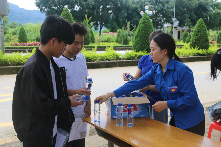 Tiếp sức sĩ tử tại Điểm thi Trường THPT Quyết Thắng. lc-1.jpg