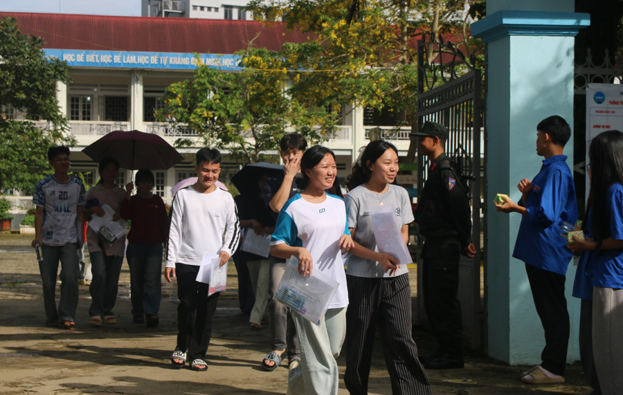 Các thí sinh Điểm thi Trường PTDTNT THPT tỉnh Lai Châu kết thúc môn thi Toán. toan-2.jpg