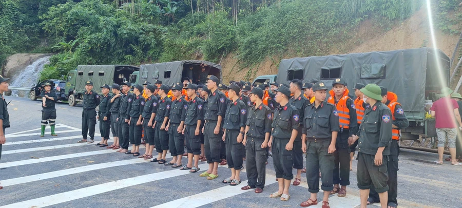 Lực lượng cơ động Công an tỉnh Lào Cai tăng cường tìm kiếm người mất tích cho xã Nậm Lúc.