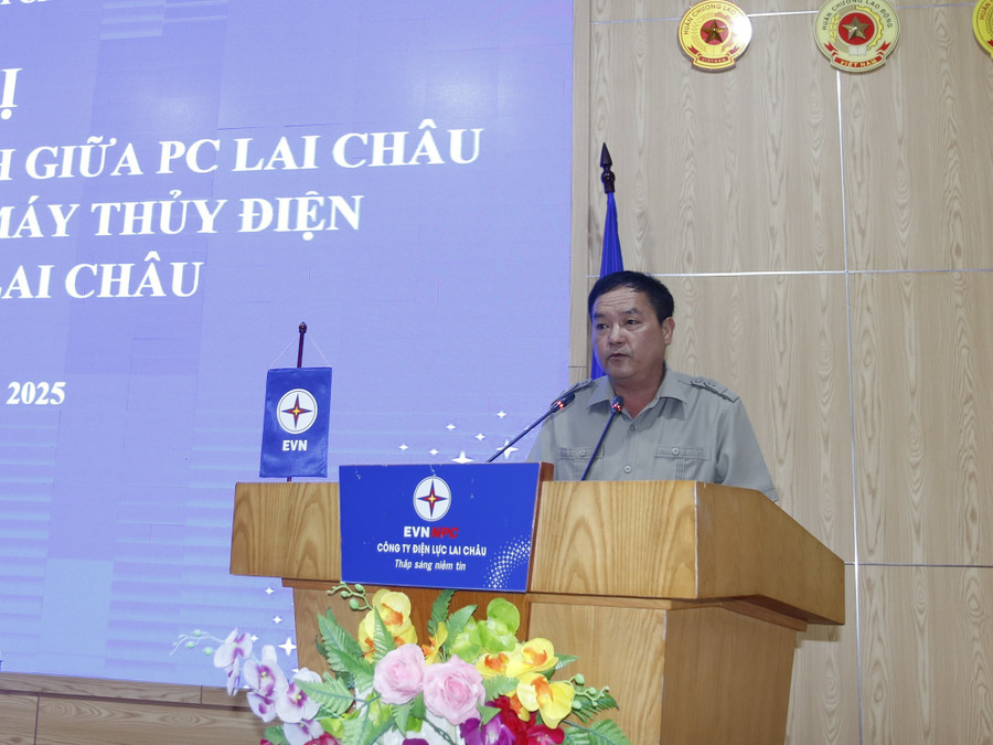 Ông Giàng A Tính - Phó Chủ tịch UBND tỉnh Lai Châu đề nghị Công ty Điện lực Lai Châu và các chủ đầu tư nhà máy thủy điện làm tốt công tác phối hợp. dien-luc-lc.jpg