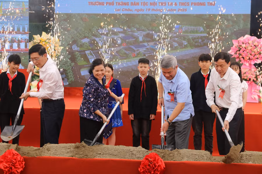 Các đại biểu thực hiện nghi thức khởi công Trường PTNT TH&THCS Phong Thổ.