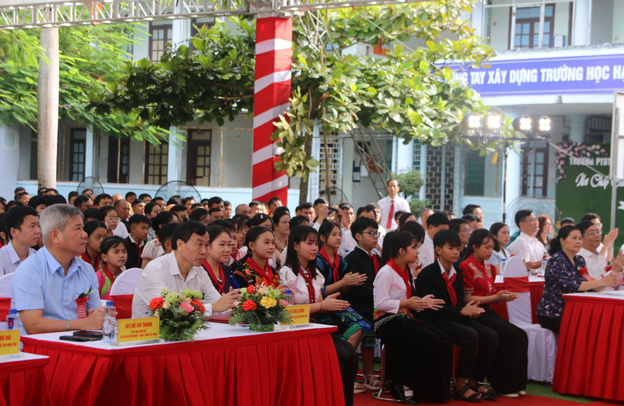 Đại biểu và học sinh dự lễ khởi công Trường PTDTNT TH&THCS xã Phong Thổ. phong-tho-5.jpg