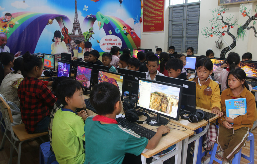 Giờ Tin học của học sinh Trường PTDTBT Tiểu học Huổi Luông, xã Phong Thổ. phong-tho-3.jpg