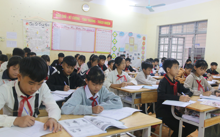 Học sinh Trường PTDTBT THCS Huổi Luông, xã Phong Thổ. phong-tho-1.jpg