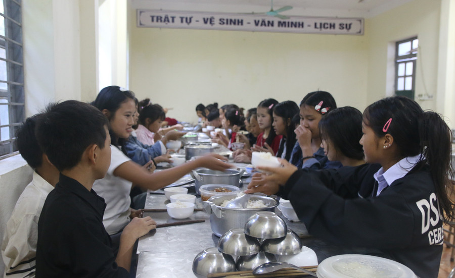 Bữa cơm bán trú của học sinh Trường PTDTBT THCS Huổi Luông. phong-tho-2.jpg