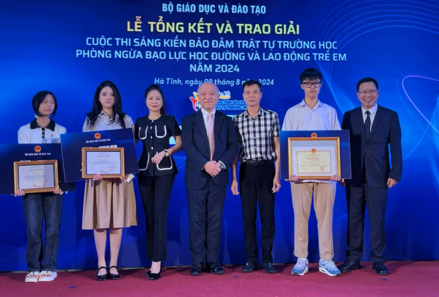 Đoàn học sinh, giáo viên của tỉnh Lào Cai chụp ảnh lưu niệm với Ban tổ chức. Ảnh: Minh Hậu.