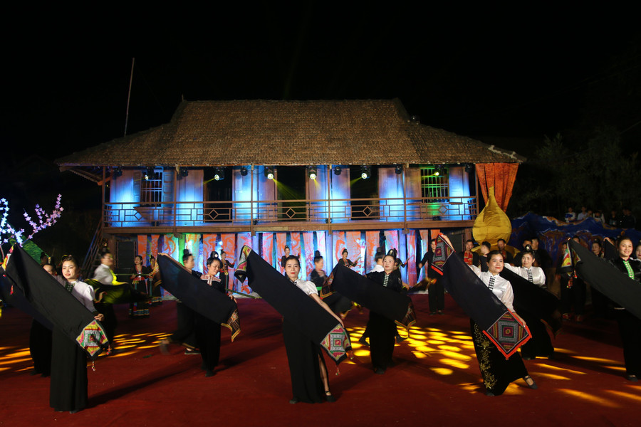 Show diễn thực cảnh được tổ chức tại nhà văn hóa bản U Va, xã Noong Luống, huyện Điện Biên. uva-3.jpg