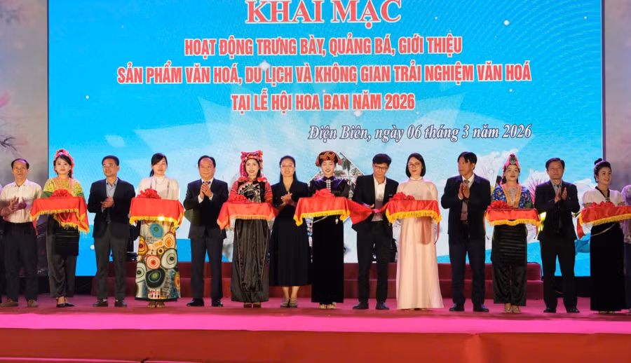 Các đại biểu cắt băng khai mạc hoạt động trưng bày, quảng bá, giới thiệu sản phẩm văn hóa, du lịch và không gian trải nghiệm văn hóa.