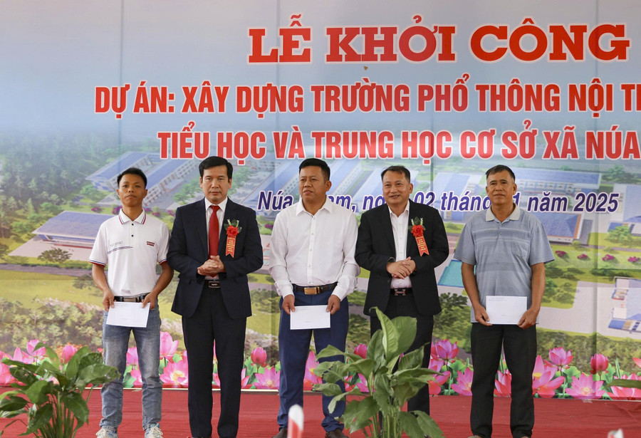 Đại diện UBND xã Núa Ngam và Chủ đầu tư đã tặng quà cho các hộ gia đình có hoàn cảnh khó khăn trên địa bàn xã. db-6.jpg