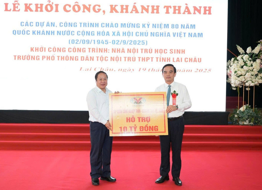 Ông Lê Thanh Xuân, Chủ tịch Công đoàn Than - Khoáng sản Việt Nam (bên phải) trao biển tượng trưng hỗ trợ 10 tỷ đồng cho tỉnh Lai Châu. noi-tru-3.jpg