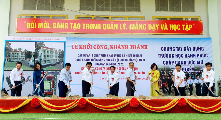 Các đại biểu thực hiện nghi thức khởi công xây dựng nhà nội trú Trường PTDTNT THPT tỉnh Lai Châu.