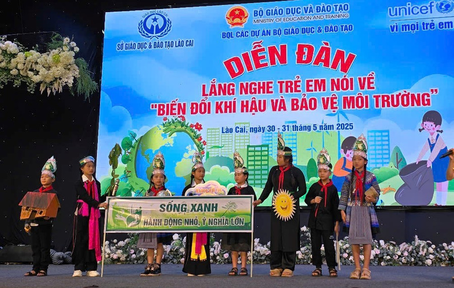 Những khẩu hiệu về bảo vệ môi trường được học sinh trình bày trong Diễn đàn. gen-h-lao-cai-6.jpg
