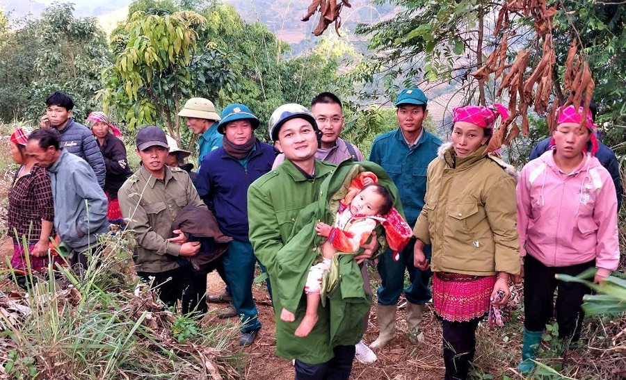Cháu bé được tìm thấy sau 10 giờ bị lạc trong rừng.