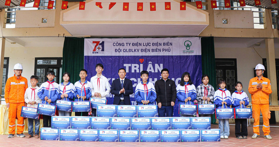 Đội QLĐLKV Điện Biên Phủ trao quà cho học sinh có hoàn cảnh khó khăn tại xã Mường Pồn.