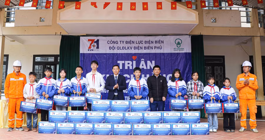 Đội QLĐLKV Điện Biên Phủ trao quà cho học sinh có hoàn cảnh khó khăn tại xã Mường Pồn.