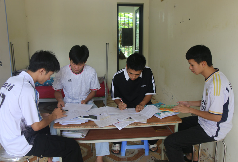 Học sinh lớp 12 tại Cơ sở Bảo trợ xã hội tổng hợp tỉnh Lai Châu ôn tập cho Kỳ thi tốt nghiệp.