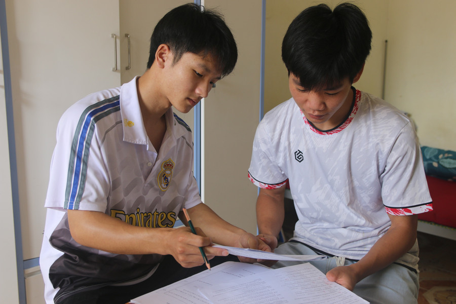 Lò Văn Kím (bên phải) với ước mơ trở thành thầy giáo. nuoi-uoc-mo-3.jpg