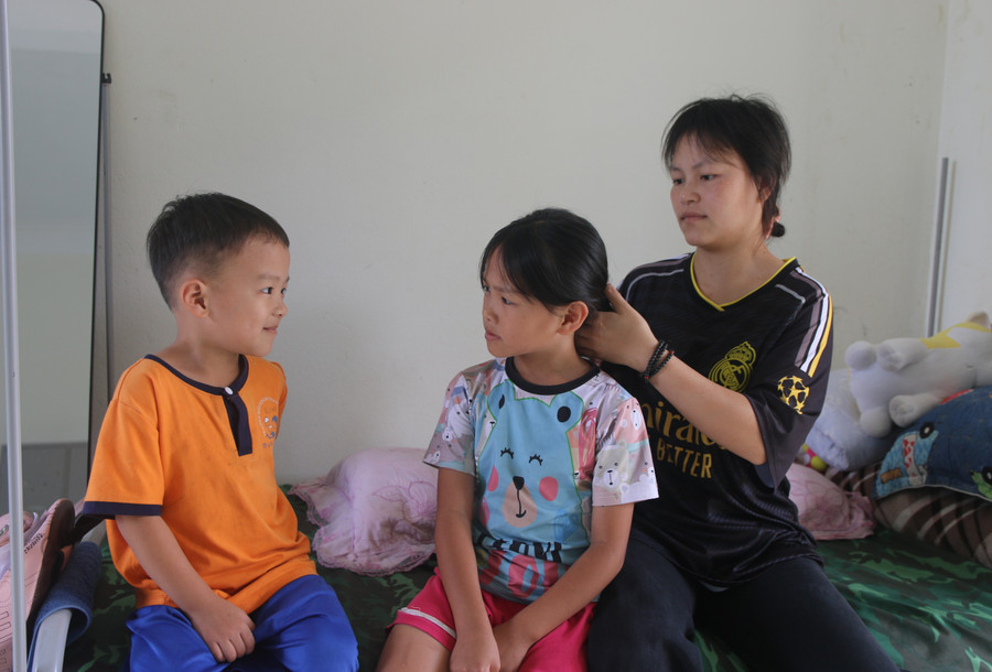 Tráng Thị Sâu chăm sóc 2 em tại Cơ sở Bảo trợ xã hội tổng hợp tỉnh Lai Châu. nuoi-uoc-mo-5.jpg