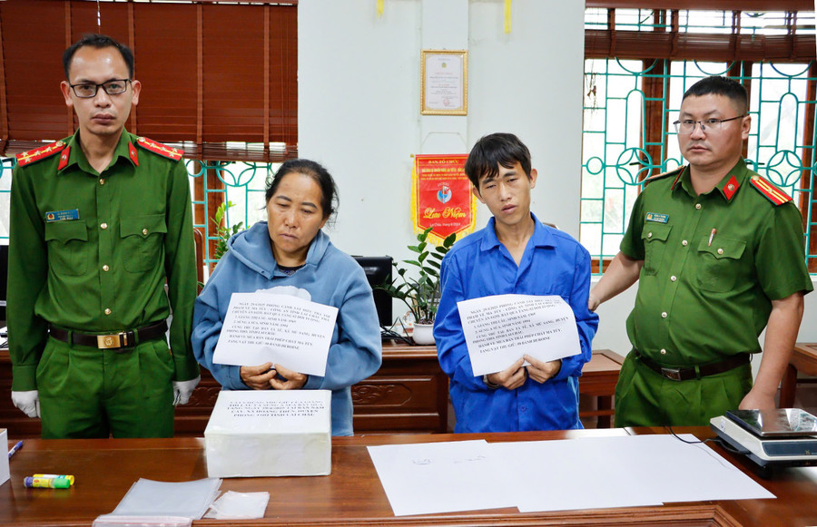 Giàng Thị Lâu và Sùng A Súa bị lực lượng chức năng bắt giữ trong quá trình vận chuyển 8 bánh heroin. lai-chau-2.jpg
