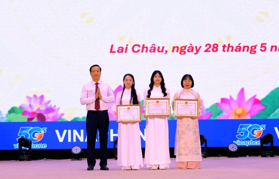 Ông Lê Đức Dục - Trưởng Ban Tuyên giáo và Dân vận Tỉnh ủy Lai Châu trao Bằng khen của Chủ tịch UBND tỉnh cho giáo viên, học sinh đạt giải Cuộc thi nghiên cứu khoa học kỹ thuật cấp quốc gia. lai-chau-7.jpg