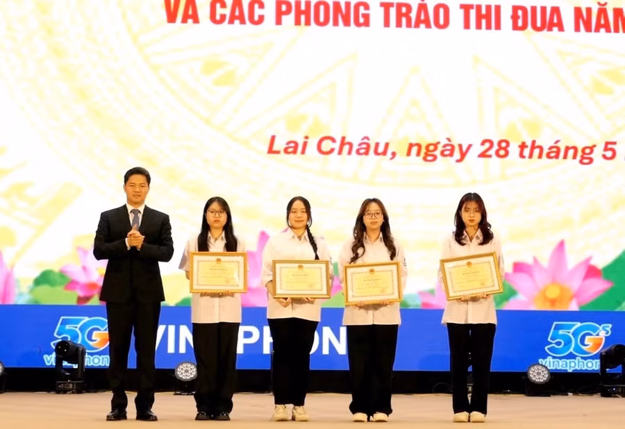 Thừa ủy quyền của Bộ trưởng Bộ GD&ĐT, ông Vũ Mạnh Hà - Phó Bí thư Thường trực Tỉnh ủy Lai Châu trao Bằng khen cho 4 học sinh.