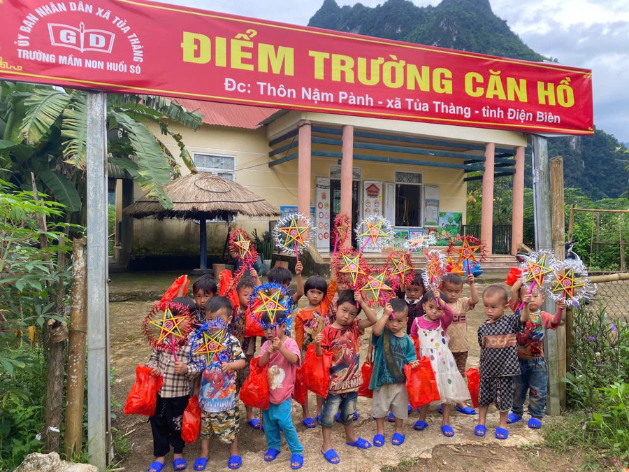 Học sinh ở điểm trường Can Hồ, Trường Mầm non Huổi Só vui mừng khi nhận được quà Trung thu. db-8-4831.jpg