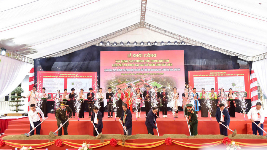 Bộ trưởng Nguyễn Kim Sơn cùng các đại biểu thực hiện Nghi thức Khởi công xây dựng Trường PTNT liên cấp TH&THCS Hua Bum, Dào San.