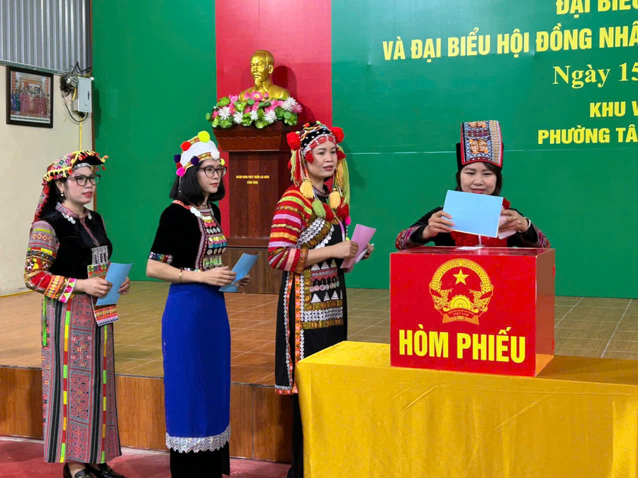 Cử tri ở Lai Châu trong trang phục truyền thống nô nức đi bầu cử.
