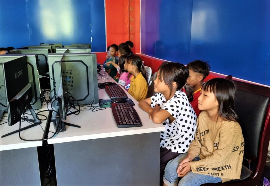 Học sinh vùng biên Mường Tè làm quen với công nghệ thông tin.