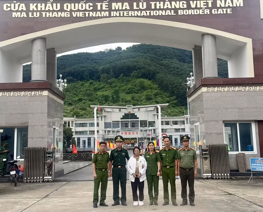 Vàng Gạ Lơ bị bắt giữ tại cửa khẩu Ma Lù Thàng sau 7 năm trốn truy nã.