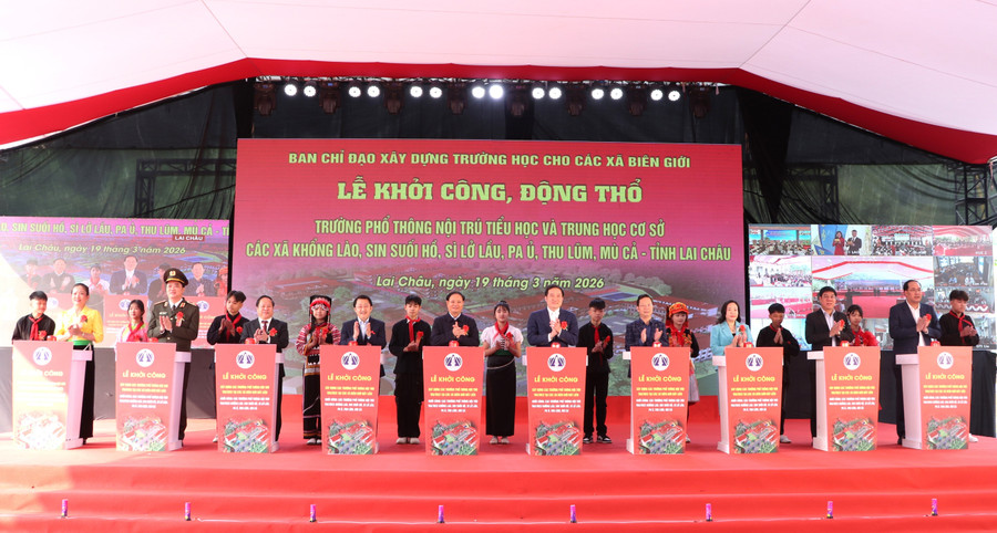 Các đại biểu thực hiện nghi thức khởi công 6 dự án.