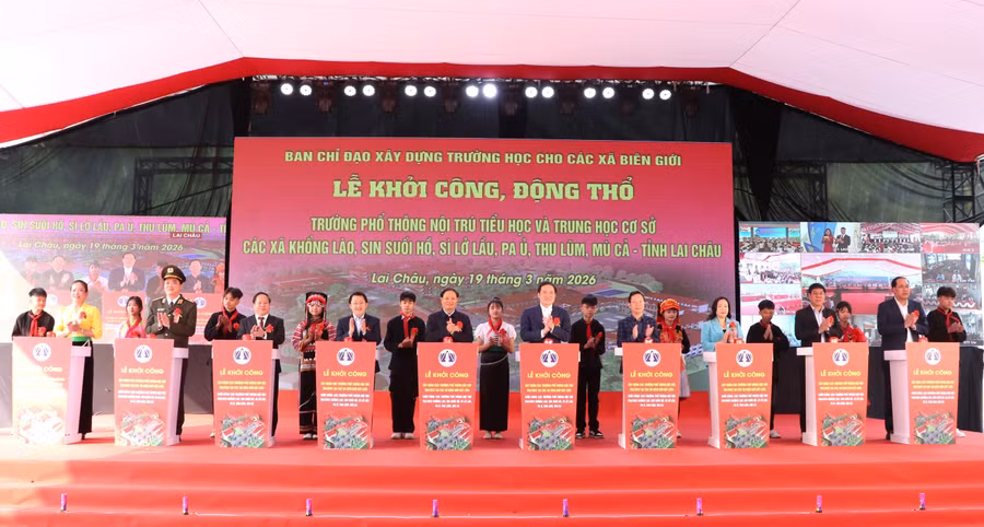 Các đại biểu thực hiện nghi thức khởi công 6 dự án.