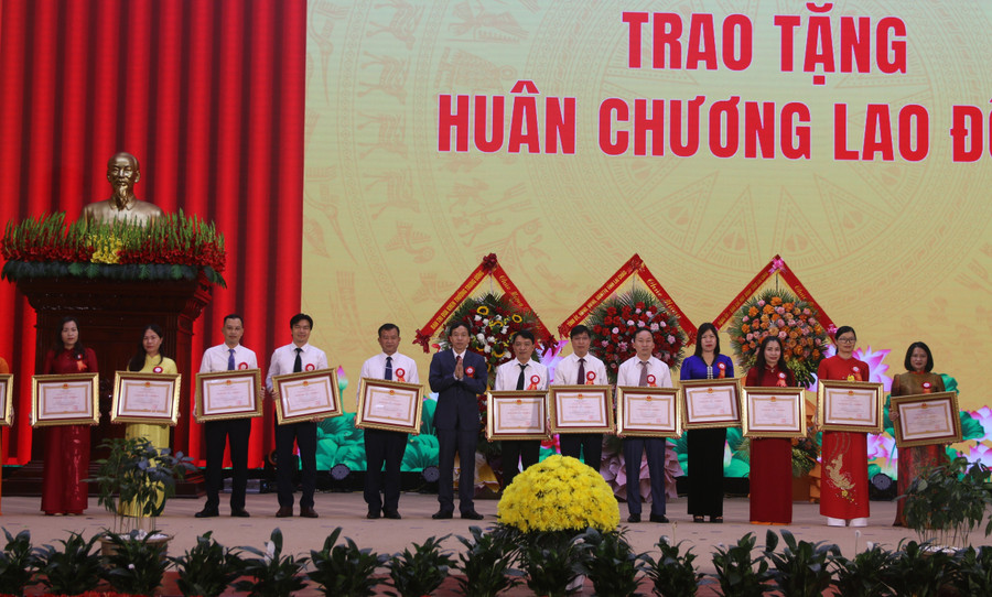 Gần 300 tập thể, cá nhân được khen thưởng tại Đại hội thi đua yêu nước tỉnh Lai Châu lần thứ VI.