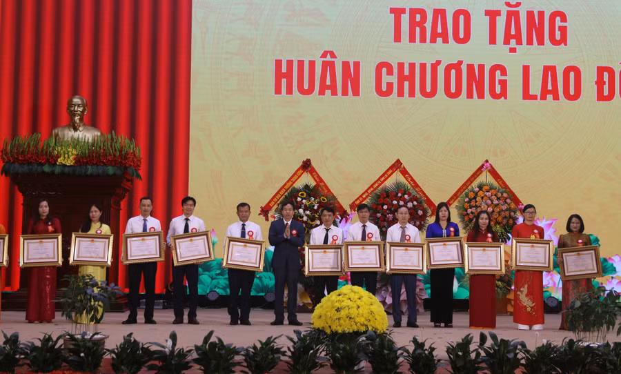 Gần 300 tập thể, cá nhân được khen thưởng tại Đại hội thi đua yêu nước tỉnh Lai Châu lần thứ VI.