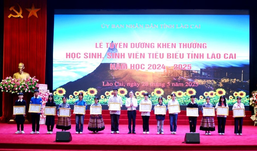 Lãnh đạo UBND tỉnh Lào Cai khen thưởng nhiều học sinh người dân tộc đạt thành tích xuất sắc trong năm học 2024 - 2025. Ảnh: Quốc Hồng. lao-cai-4.jpg
