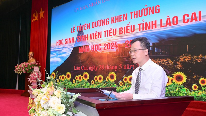Ông Nguyễn Thành Sinh, Phó Chủ tịch UBND tỉnh Lào Cai phát biểu tại lễ tuyên dương. lao-cai-3.jpg