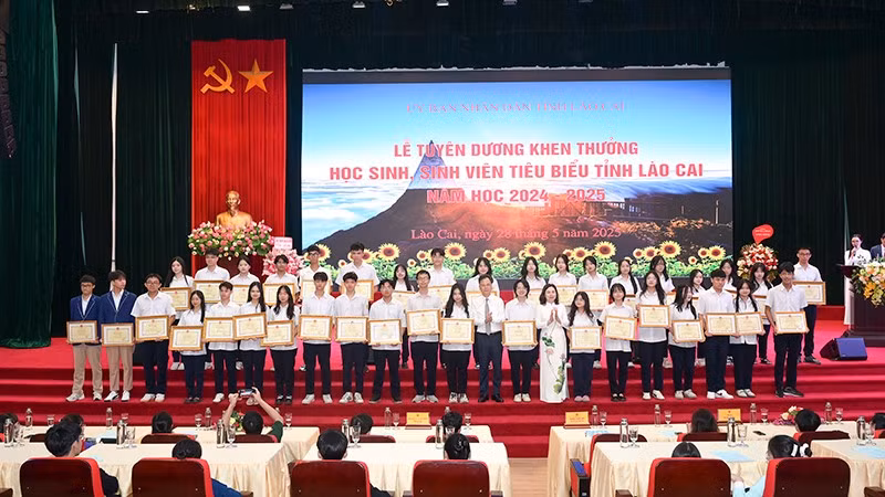 Tỉnh Lào Cai tuyên dương 500 học sinh, sinh viên tiêu biểu năm học 2024 - 2025.