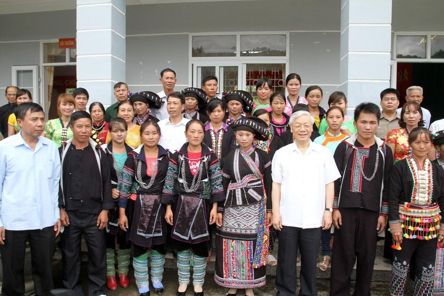 Tổng Bí thư Nguyễn Phú Trọng chụp ảnh lưu niệm cùng bà con xã Bản Bo, huyện Tam Đường.