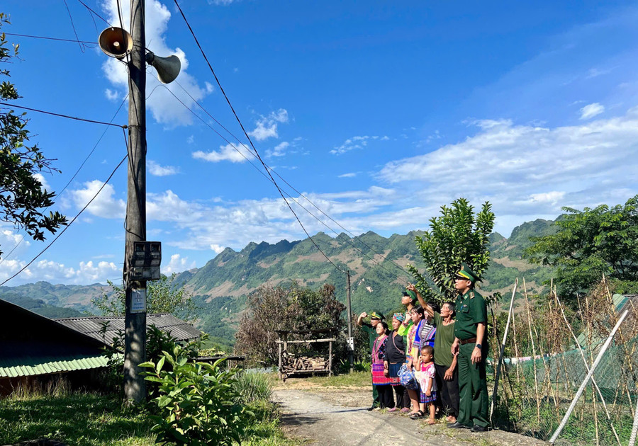 Người dân biên giới đón nghe tiếng loa truyền thanh của Bộ đội Biên phòng tỉnh Lai Châu.