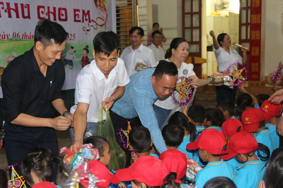 Trao quà cho học sinh Trường PTDTBT Tiểu học Xá Nhè, xã Sáng Nhè. db-9.jpg