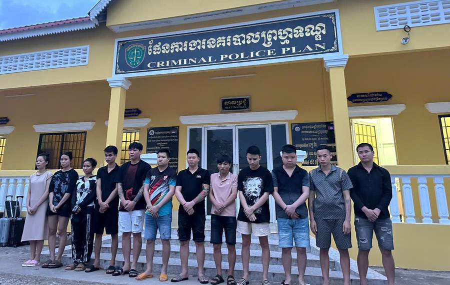 12 nghi phạm người Việt bị công an bắt giữ tại khu Venus 2, tỉnh Svay Rieng, Campuchia.