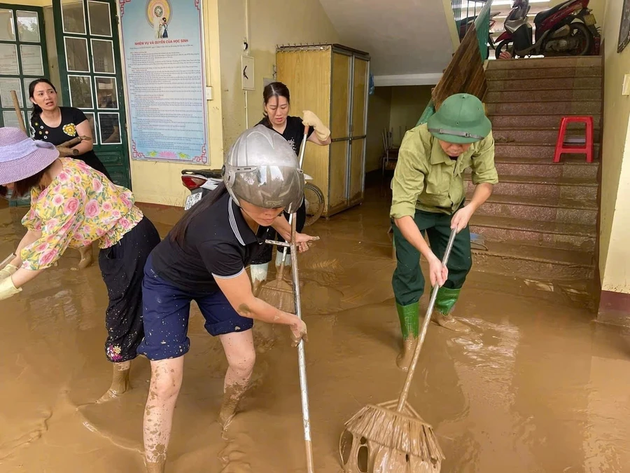 Thầy cô dọn dẹp trường lớp ở trường THCS số 1 Phố Ràng.