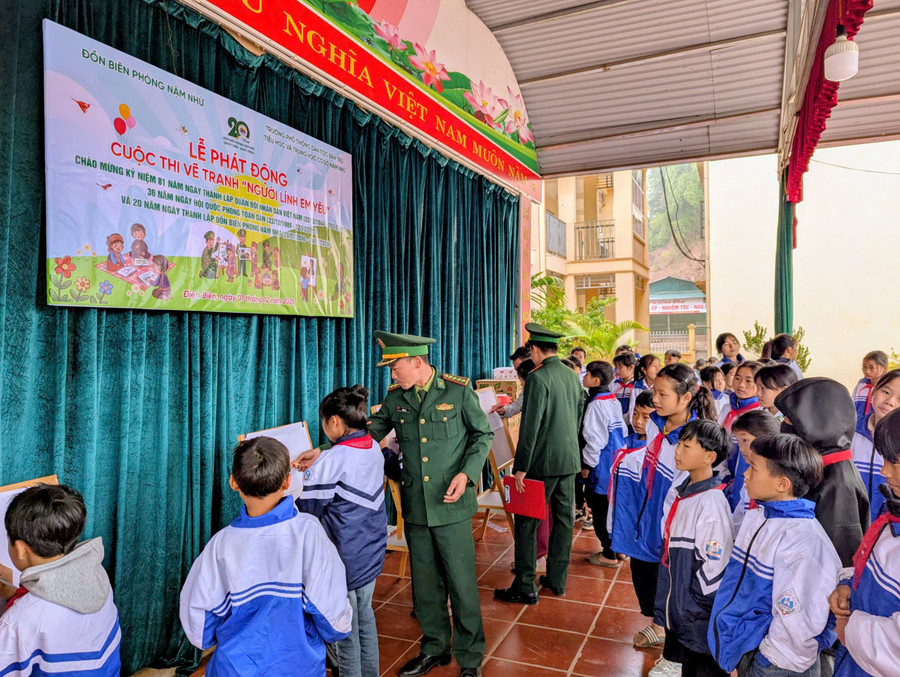 Đông đảo học sinh hào hứng tham gia Cuộc thi vẽ tranh “Người lính em yêu”.