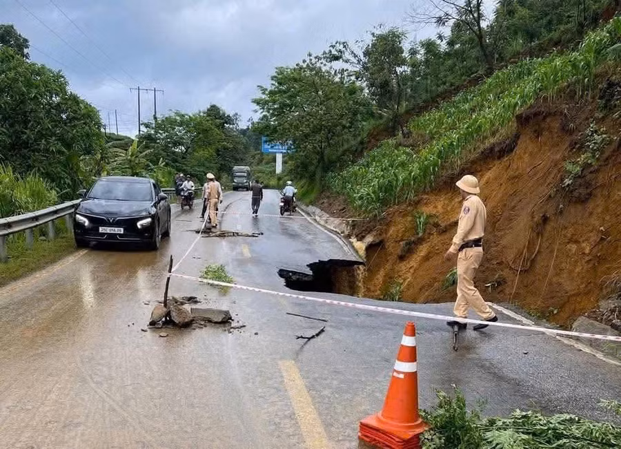 Lực lượng chức năng phân luồng giao thông tại vị trí sạt lở.