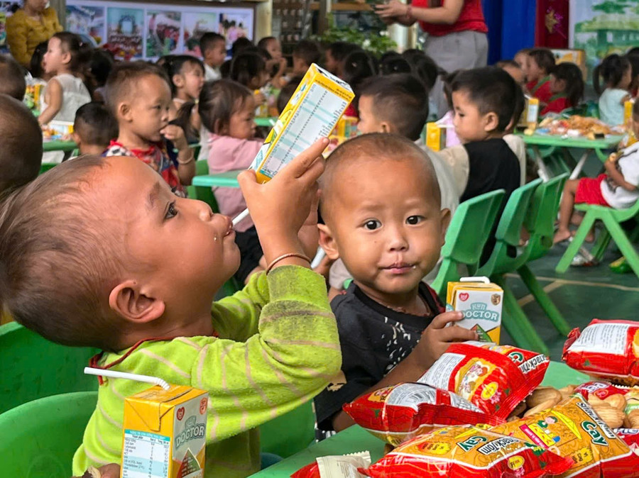 Học sinh Trường Mầm non Xá Nhè thích thú với món quà trung thu được tặng. db-3-6443.jpg
