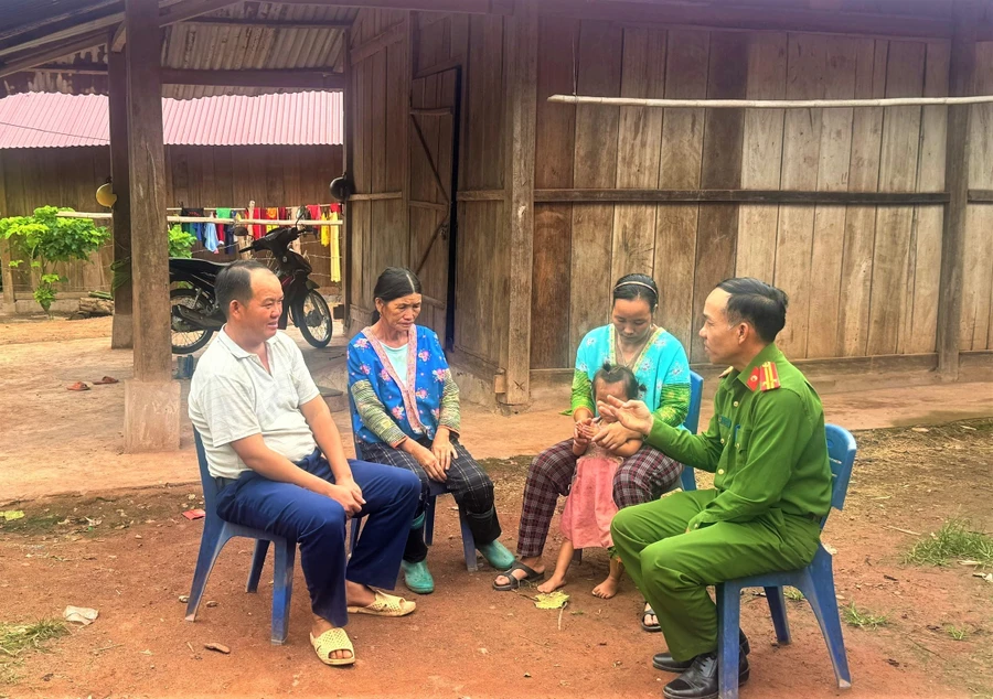 Công an huyện Mường Nhé tăng cường tuyên truyền chủ trương, chính sách, pháp luật đến người dân.